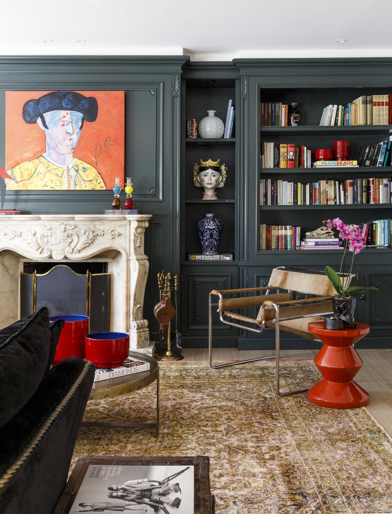 Mueble de salón con chimenea y librerías