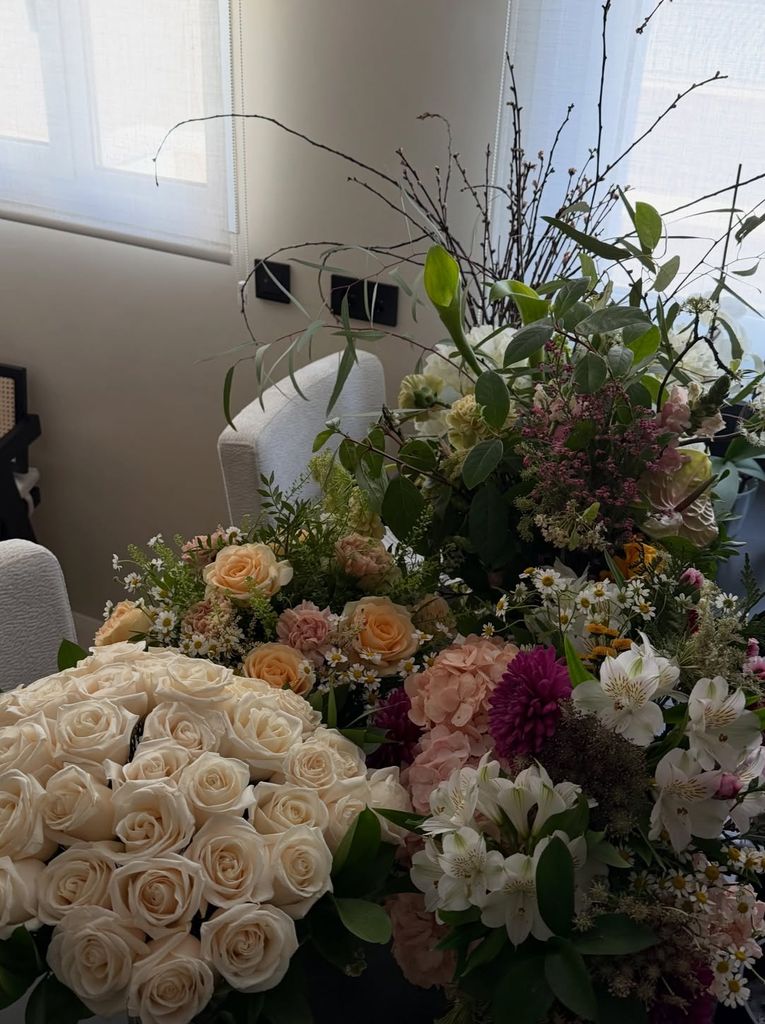 Blanca muestra las flores que ha recibido en el hospital