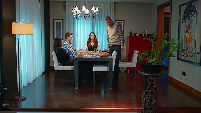 Avance de 'Hermanos': Elif sigue muy molesta con su padre por cómo se portó con ella en el pasado y no puede perdonarlo