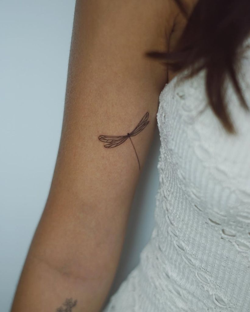 Tatuaje que tiene su hermana, Emi Huelva, de una libélula en recuerdo de Elena