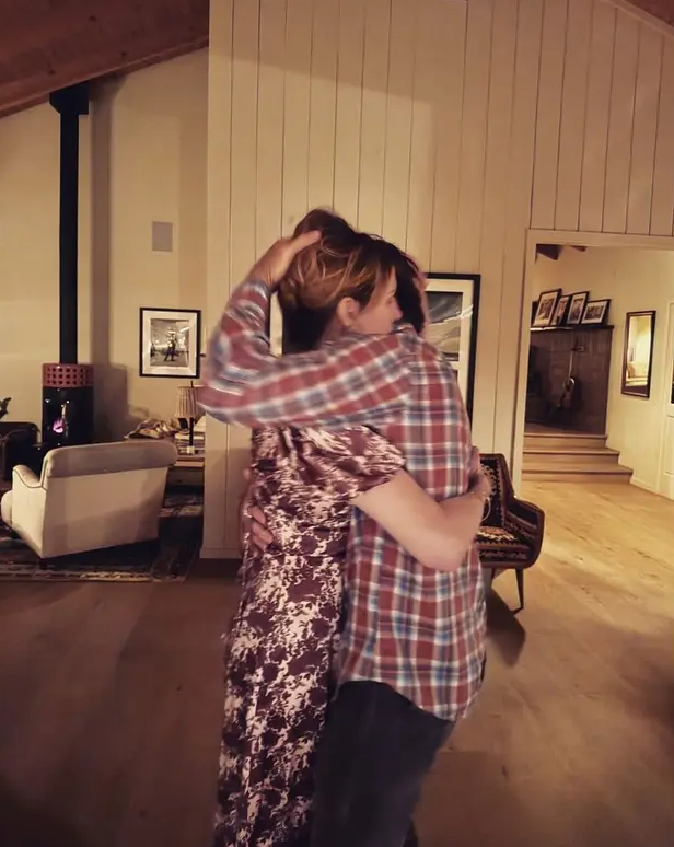 Julia Roberts y Danny Moder fueron captados en pleno abrazo en su casa en una fotografía compartida en Instagram