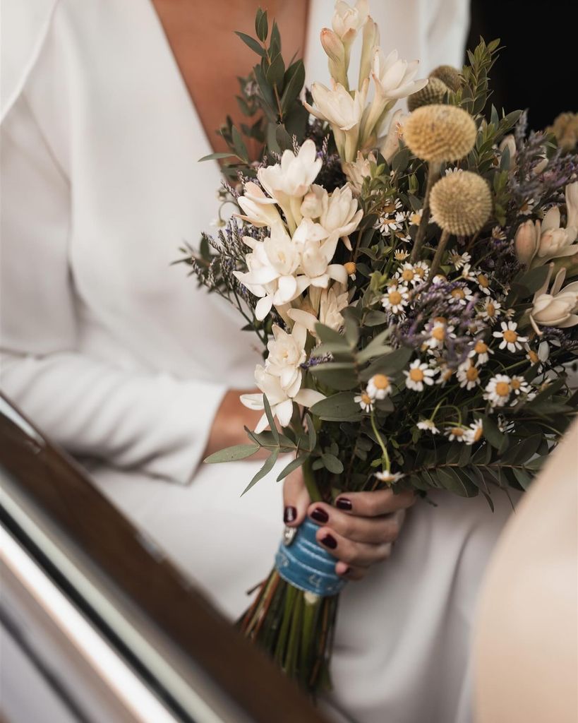 Ramos de novia de nardos de tallo largo para bodas de verano campestre