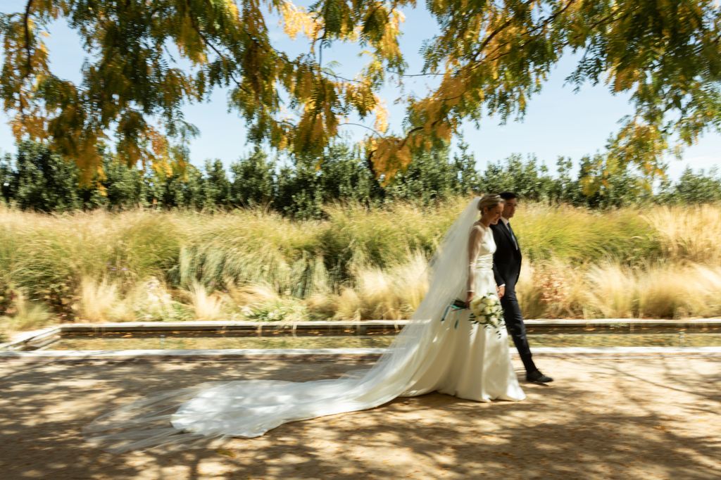 Vestido de novia de From Lista With Love con mangas desmontables y velo de tres metros