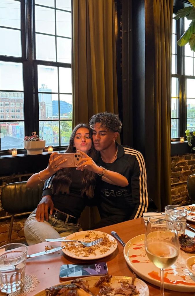 Lamine Yamal e Inés García disfrutando juntos de una comida, en medio del Mundial 2026.