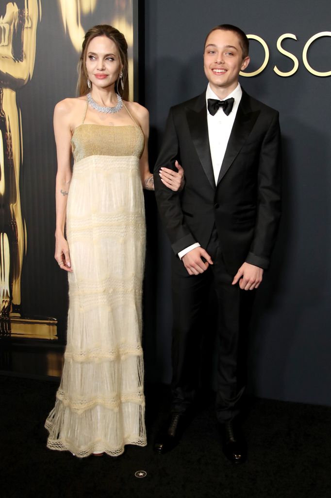 Plano medio de Angelina Jolie y su hijo Knox posando en los Governors Awards 2024