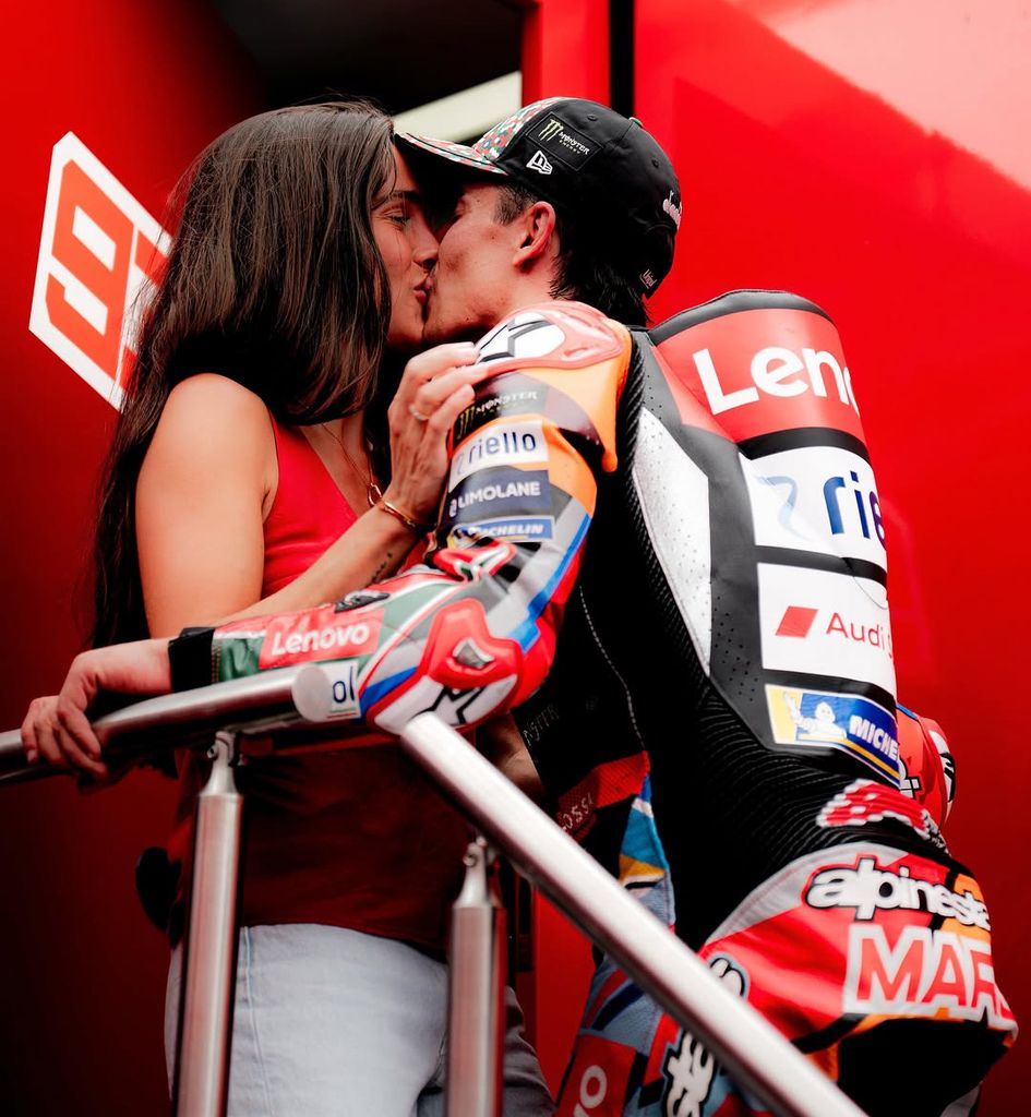 El romántico beso del corredor y la influencer