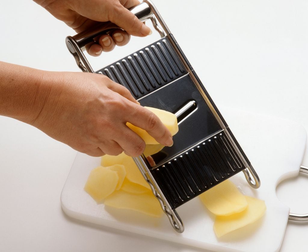 Con la mandolina podemos obtener el corte ideal par hacer patatas chip.