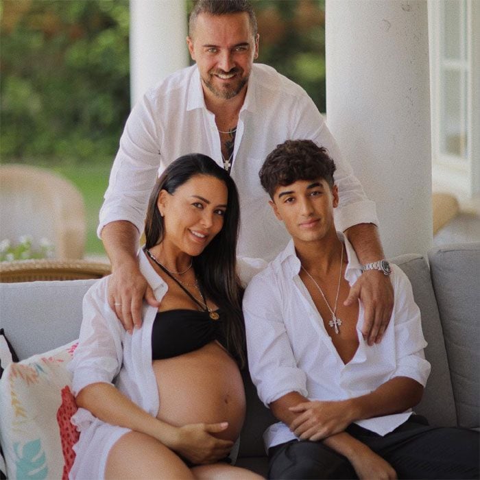 Vania Millán con su marido y el hijo de este