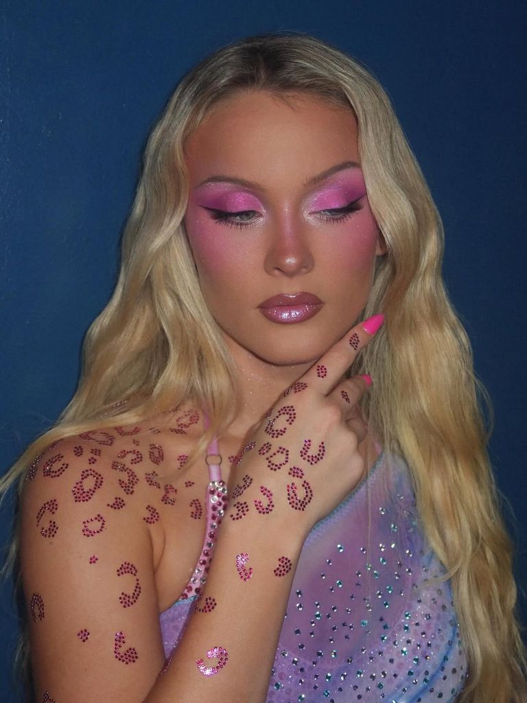 El maquillaje de Zara Larsson es atrevido y se inspira en el universo de Lisa Frank.