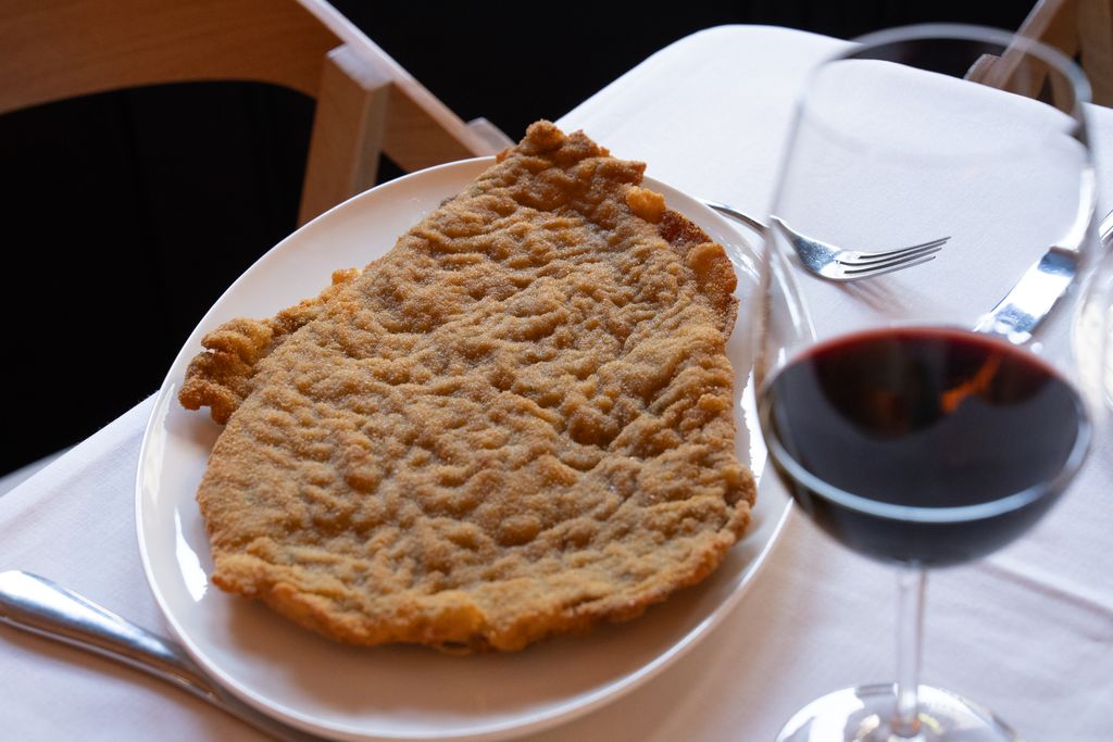 Cachopo con copa de vino tinto