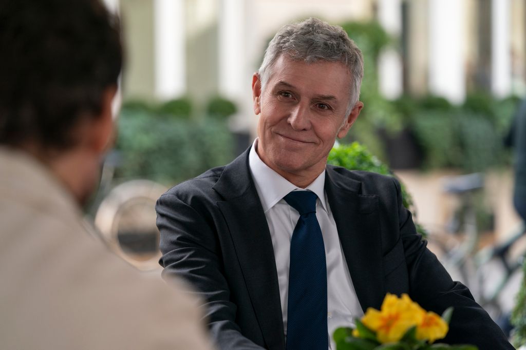 Pierre Deny como Louis de León en 'Emily in Paris'.