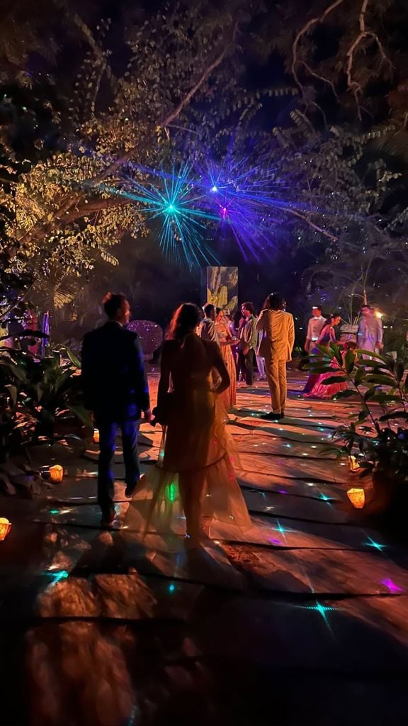 Isabelle Junot, la invitada mejor vestida en una exclusiva boda en una playa secreta de México con su vestido reversible