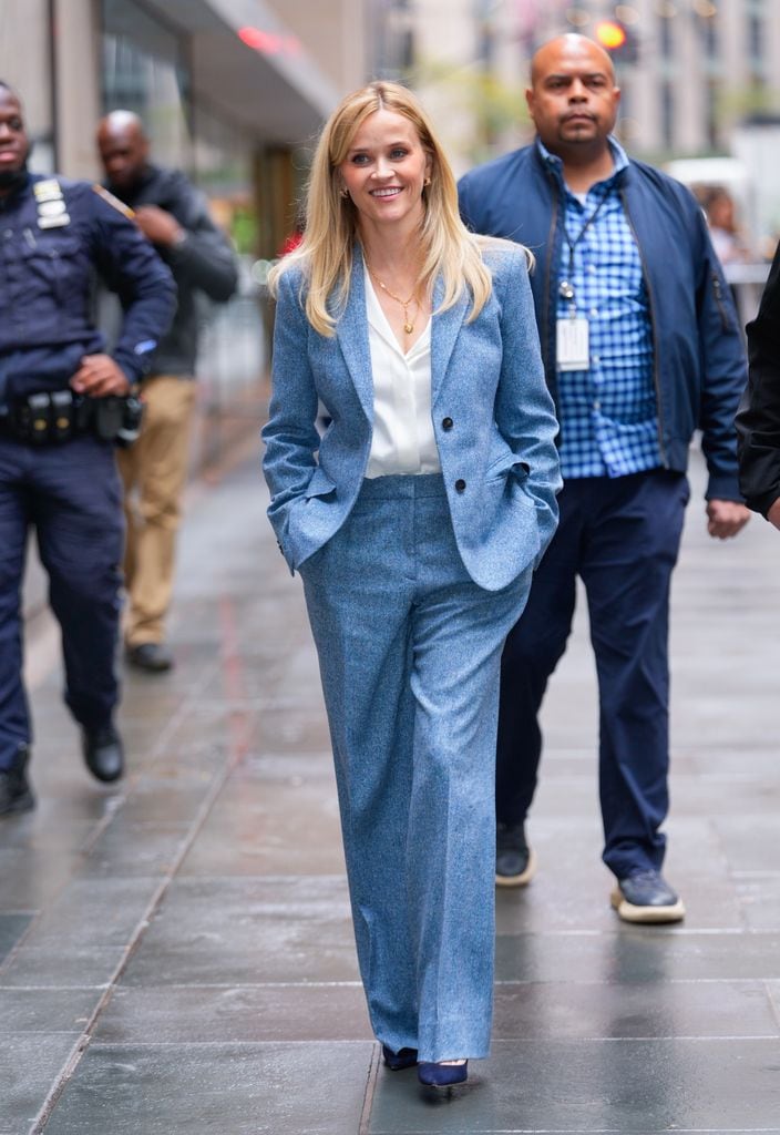 Elegir un solo color como Reese Witherspoon, alarga tu figura visualmente. 