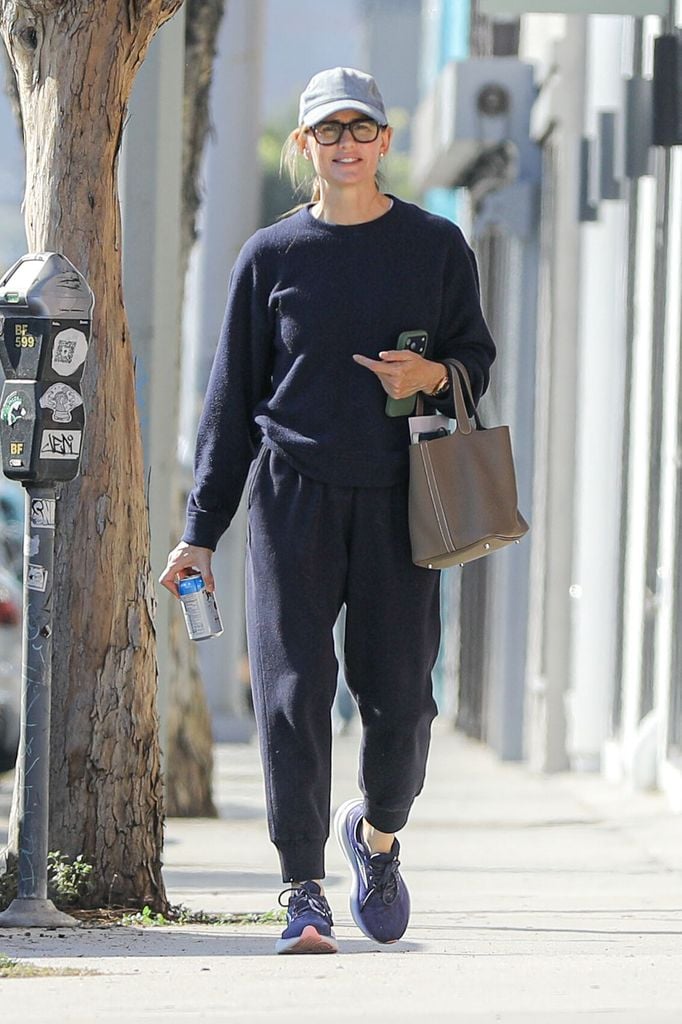Mientras Fin paseaba con Emme, Jennifer Garner fue captada camino al gimnasio.