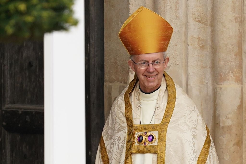 Plano medio del arzobispo Justin Welby en la coronación de Carlos III