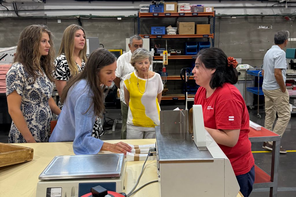 La reina Letizia, la princesa Leonor y la infanta Sofía visitan la fundación Esment en Mallorca