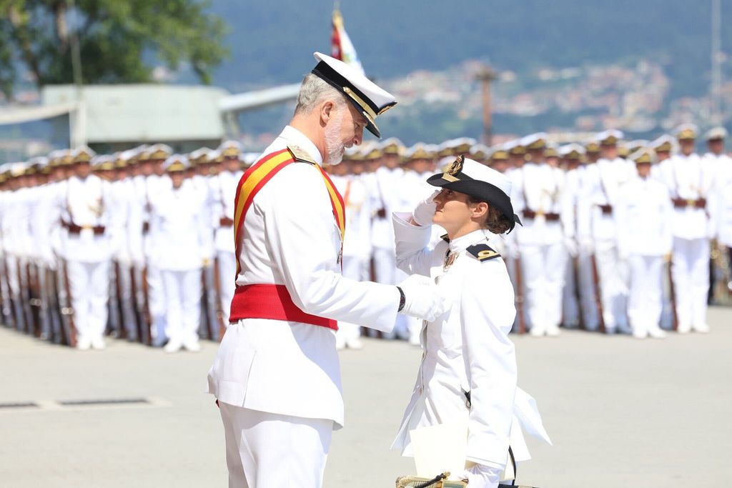 El rey Felipe condecora a la princesa Leonor con la Gran Cruz del Mérito Naval con distintivo blanco