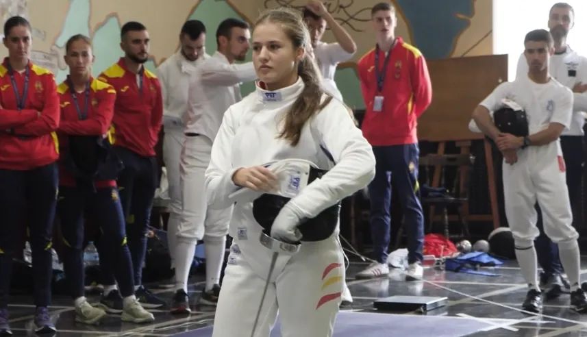 La princesa Leonor practicando esgrima