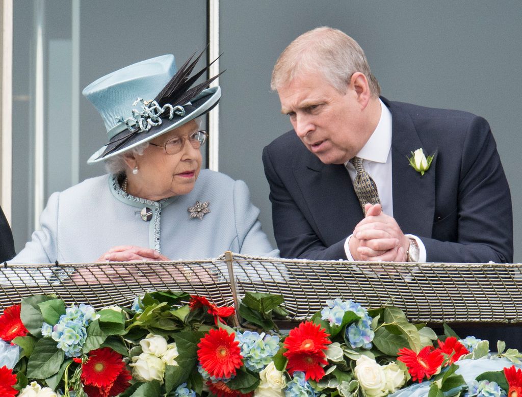 Plano medio de La reina de Inglaterra con el príncipe Andrés en unas carreras