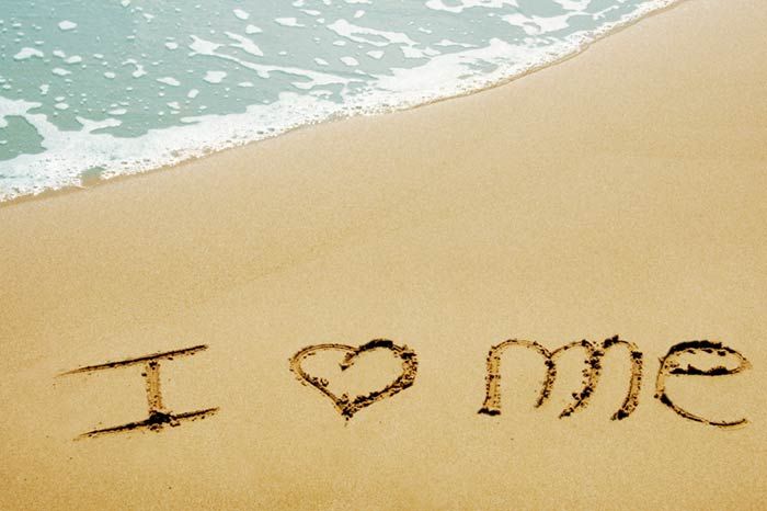 letras escritas en la playa autocuidado