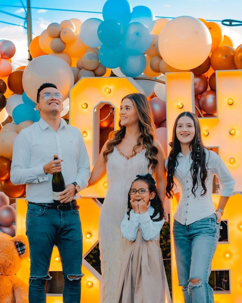 La familia de Yeison Jiménez antes de la llegada del pequeño Santiago.