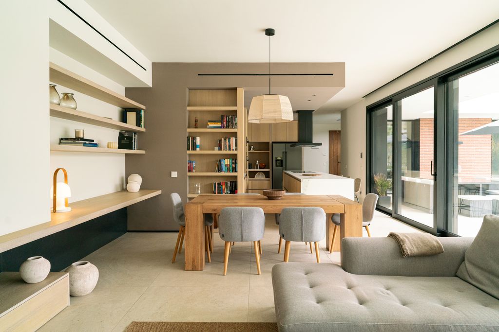 Comedor con mesa de madera y sillas tapizadas en gris