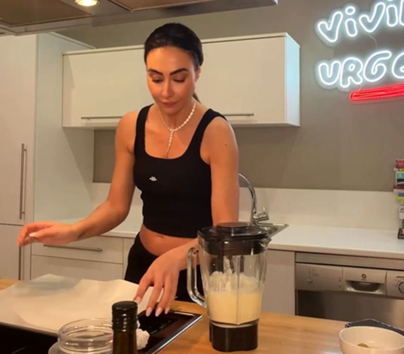 Rocío, en pleno proceso de su pizza. 
