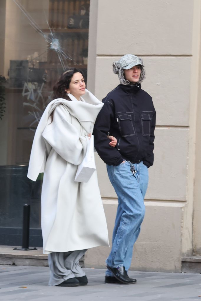 Rosalía y Loli Bahia fueron captadas recientemente paseando juntas en París.