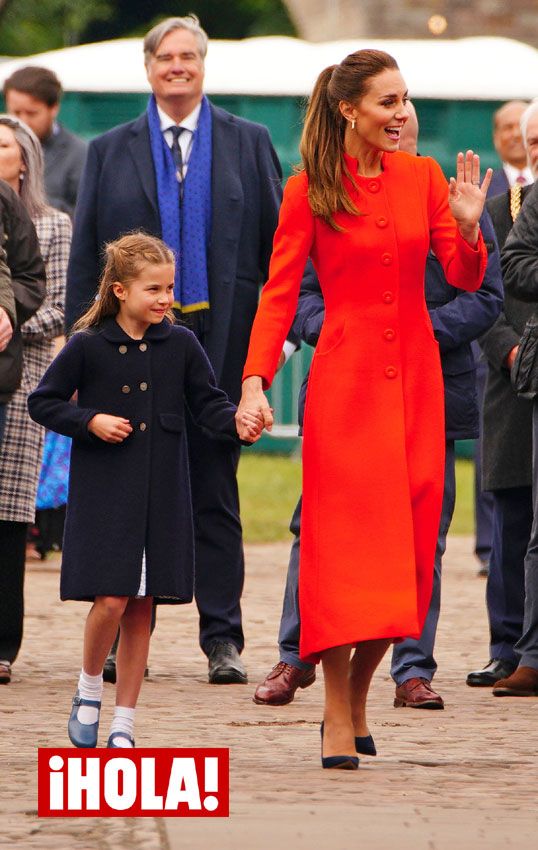 Kate Middleton, protagonista con su simbólico abrigo rojo en Cardiff