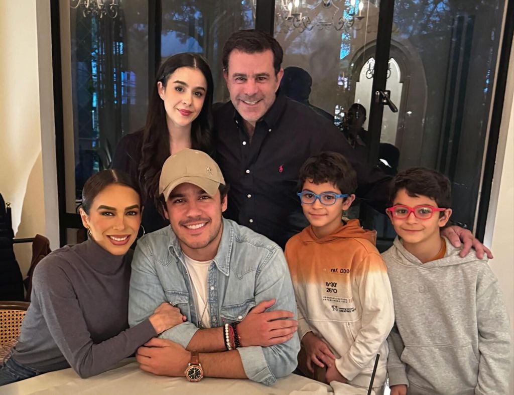 Biby Gaytán y Eduardo Capetillo con su familia.