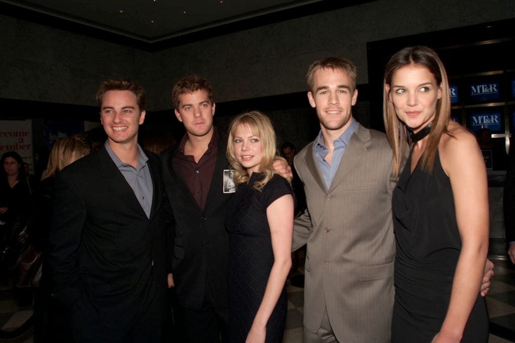 Kerr Smith, Joshua Jackson, Michelle Williams, James Van Der Beek y Katie Holmes en 2002, celebrando el episodio número 100 de 'Dawson Crece'