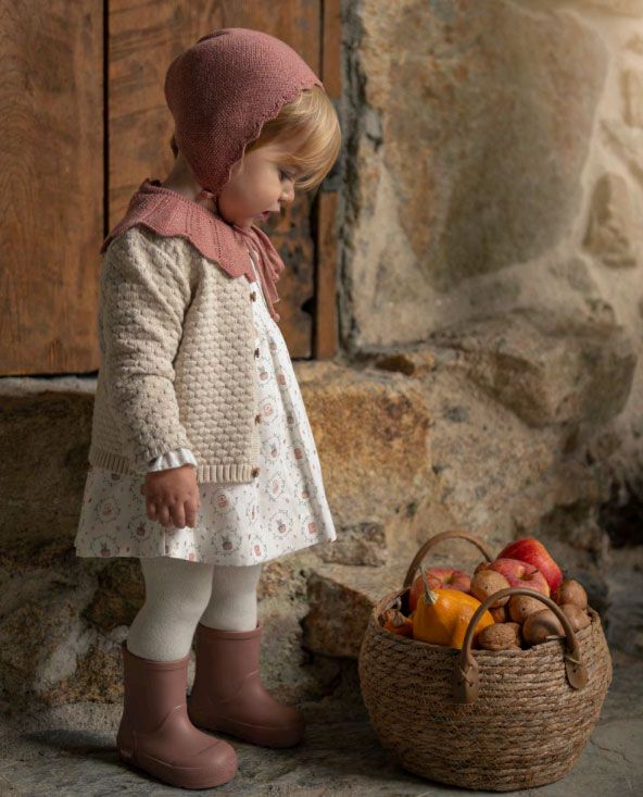 Niña vestida con la ropa de la colección de otoño-invierno de la firma Paz Rodríguez