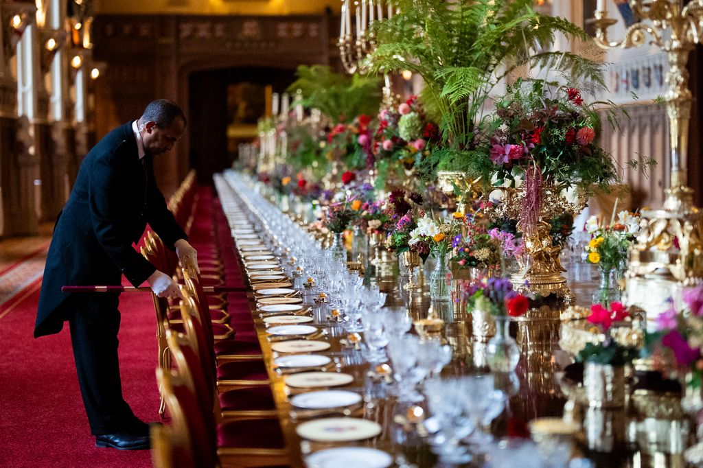 Con la icónica mesa presidencial del Salón de San Jorge vestida para la gran velada, cada uno de los asientos es alineado minuciosamente con instrumentos de medición
