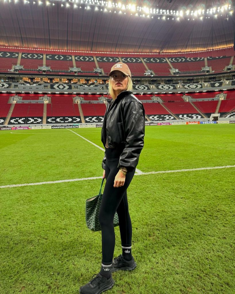 Plano entero de Mel Cañizares posando en un estadio de fútbol