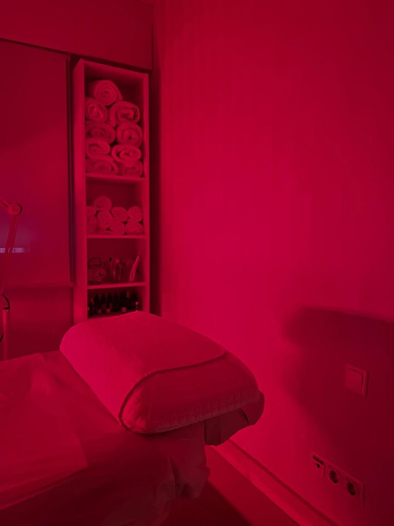 Su momento relajante en un centro de estética antes de la llegada del bebé