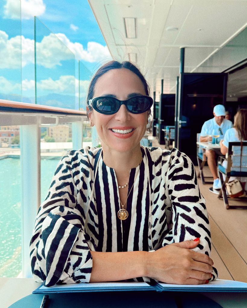 Tamara Falcó con caftán de rayas y gafas de sol negras en un crucero