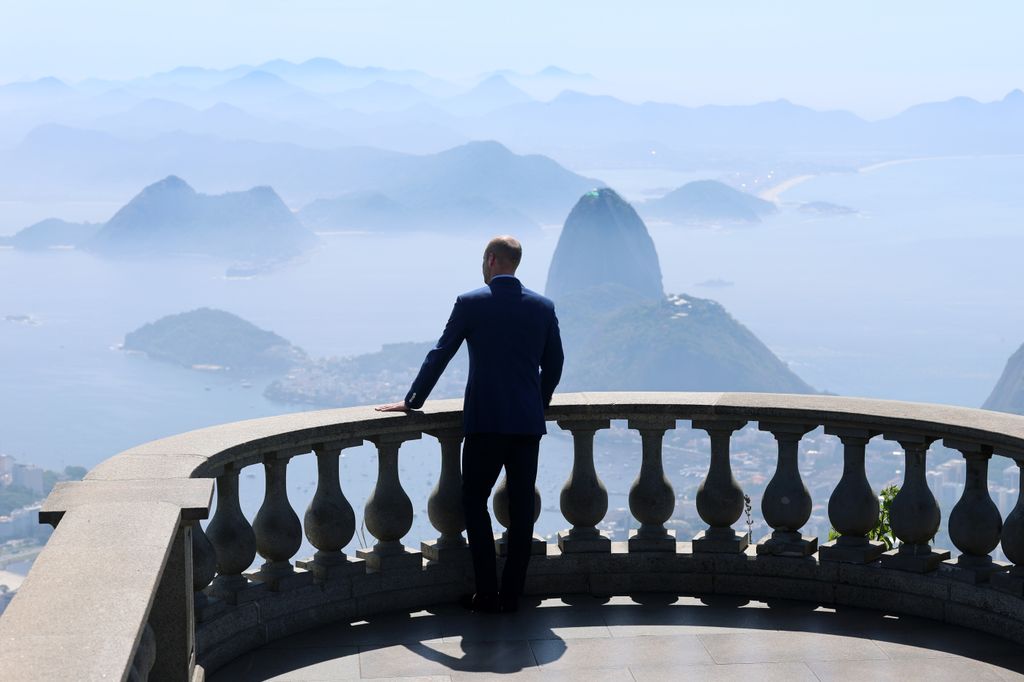 El heredero posa en el mismo mirador