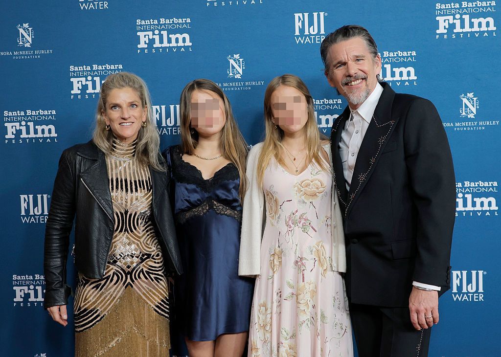 Imagen poco usual del actor junto a su mujer e hijas