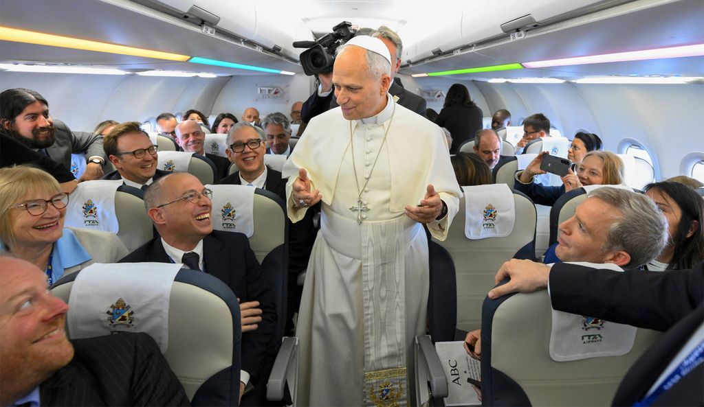 El Papa León XIV, en el avión rumbo a España