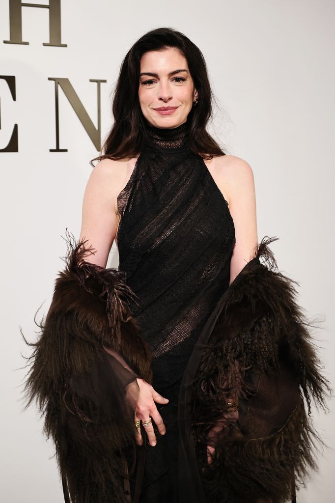Anne Hathaway asiste al desfile de the Ralph Lauren durante la Semana de la Moda en Nueva York.
