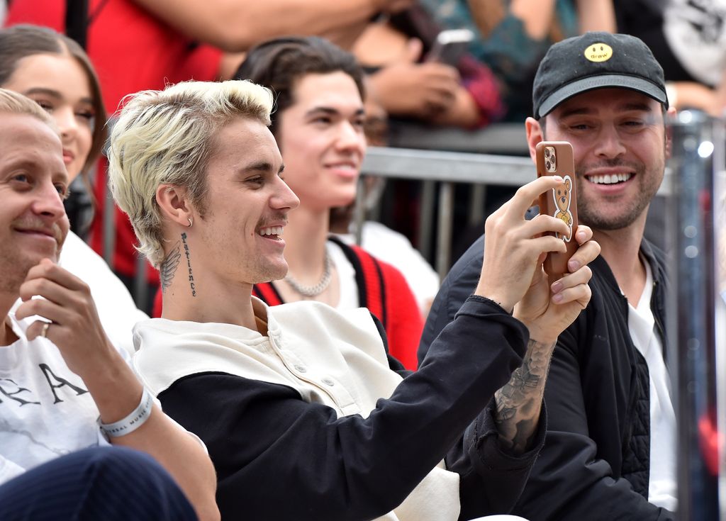 Justin Bieber y Scooter Braun juntos en un acto