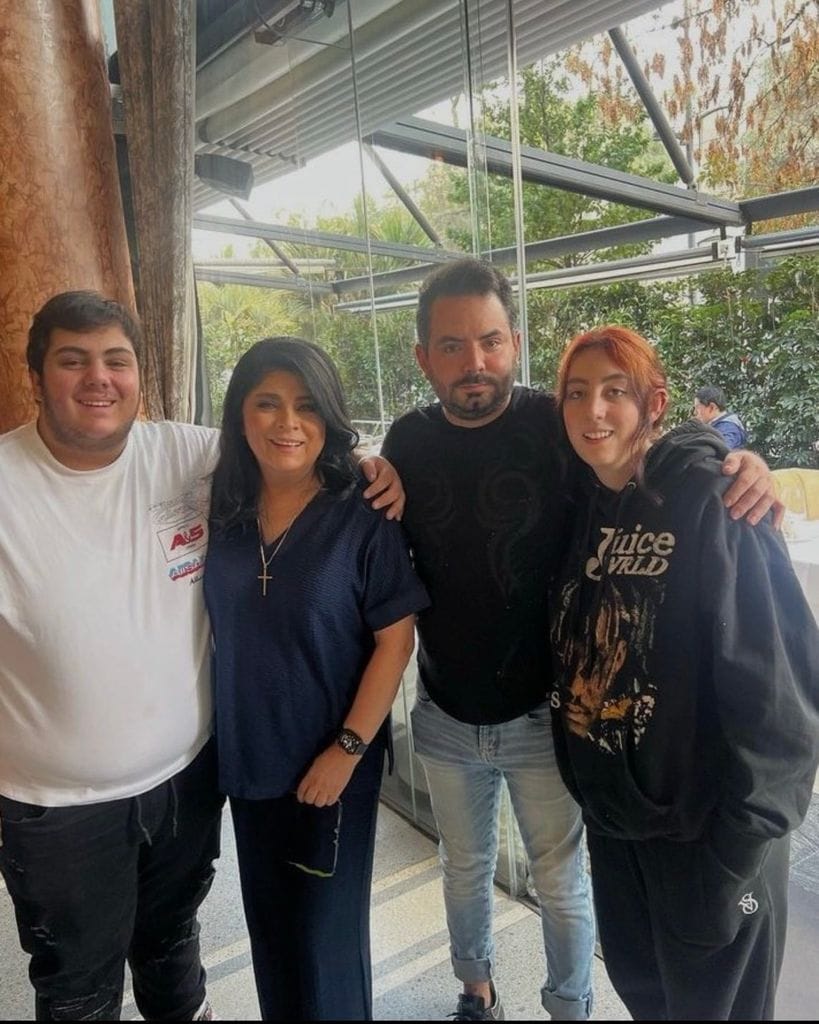 Victoria Ruffo con sus tres hijos, los mellizos Vicky y Anuar y José Eduardo Derbez
