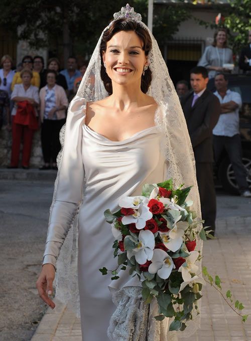 Pilar Abella luce un elegante diseño de Manuel Mota