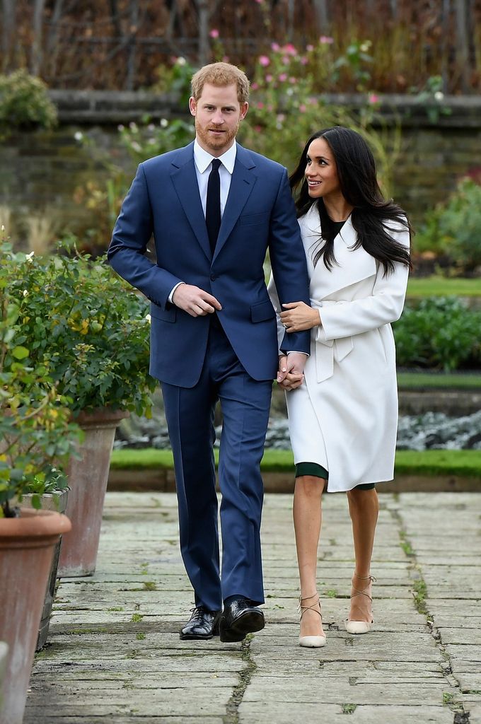 Harry y Meghan posando ante la prensa en el Palacio de Kensington el 27 de noviembre del 2017 anunciando su boda para la primavera de 2018