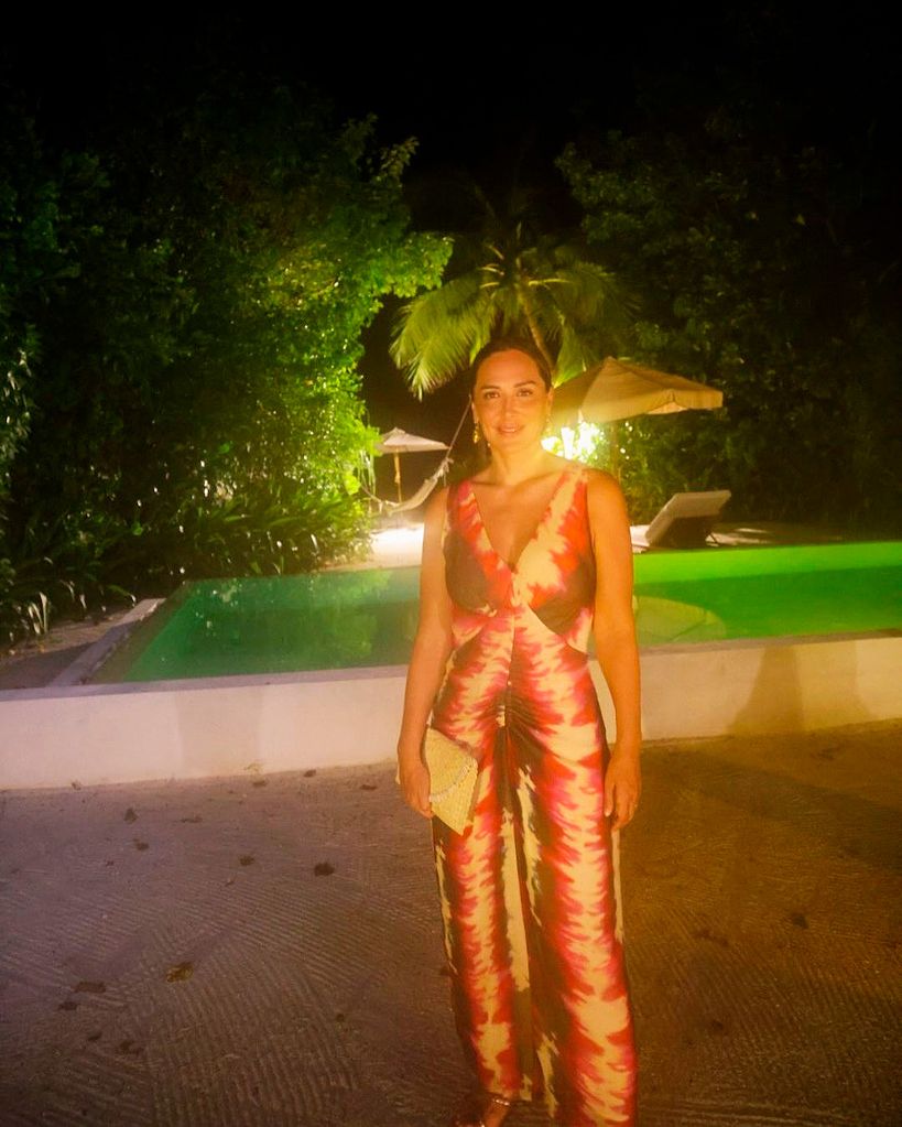 Tamara Falcó en Maldivas con vestido estampado de TFP by Pedro del Hierro