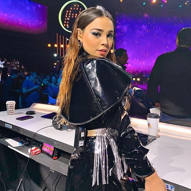 Danna Paola con accesorios de púas en el cabello