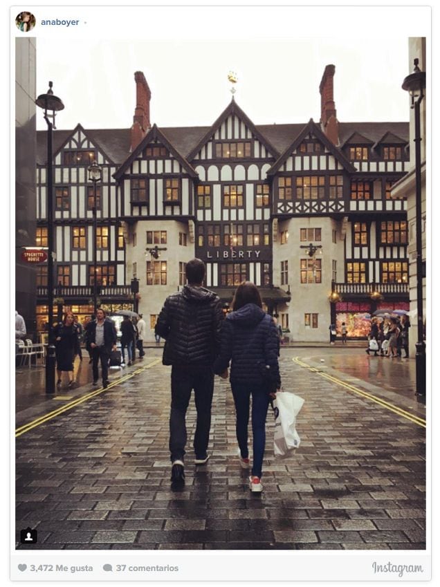"#DePaseo #NiceWalk #London #findesemana #weekend", publicó junto a esta romántica imagen en la que salen cogidos de la mano paseando por las calles de la capital británica
