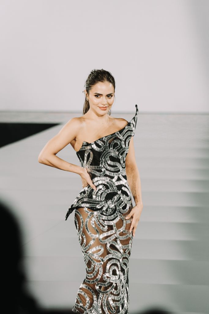 La actriz dio lecciones de estilo sobre esta pasarela encabezada por Kendall Jenner.
