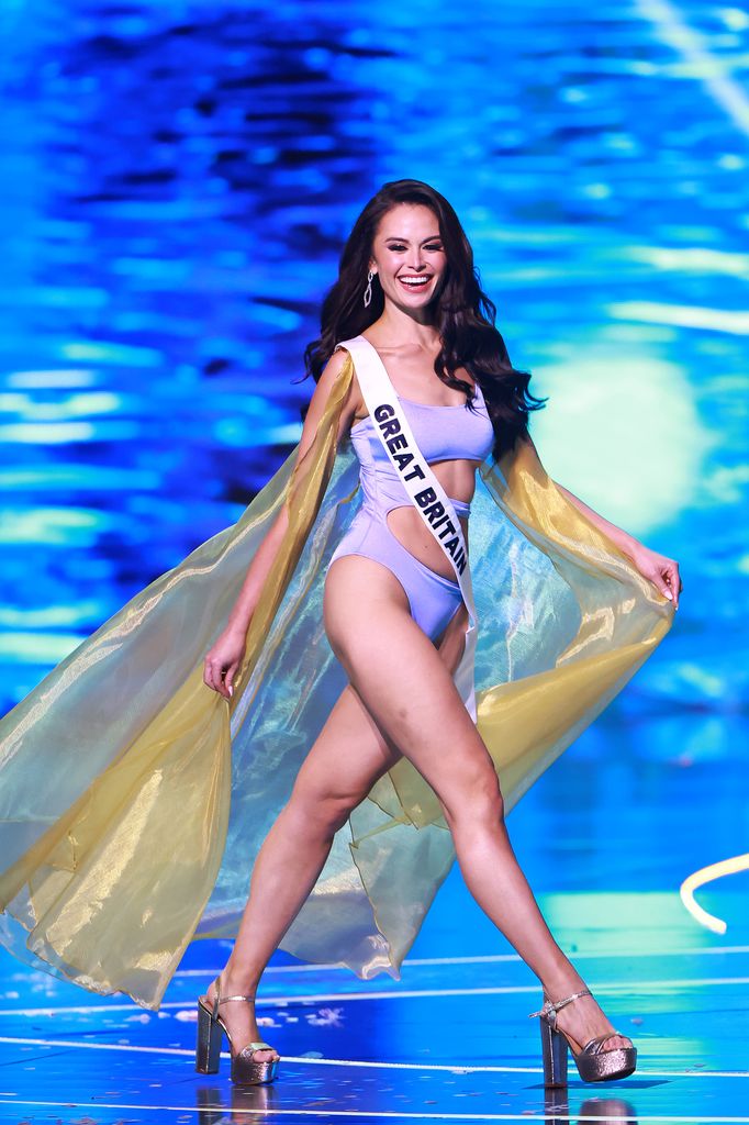 Plano entero de Christina Dela Cruz, Miss Gran Bretaña, en el escenario