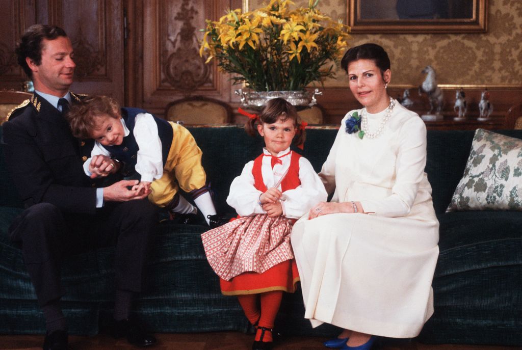 El rey y la reina de Suecia con dos de sus hijos